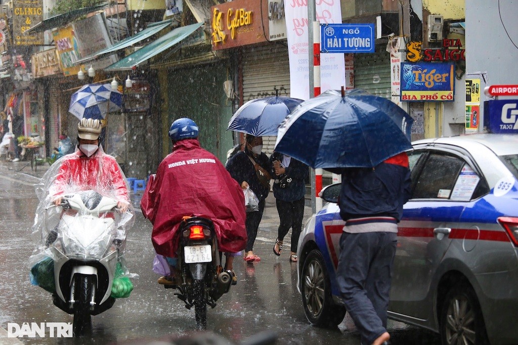 Mưa rét khiến cuộc sống của người dân Hà Nội gặp nhiều khó khăn