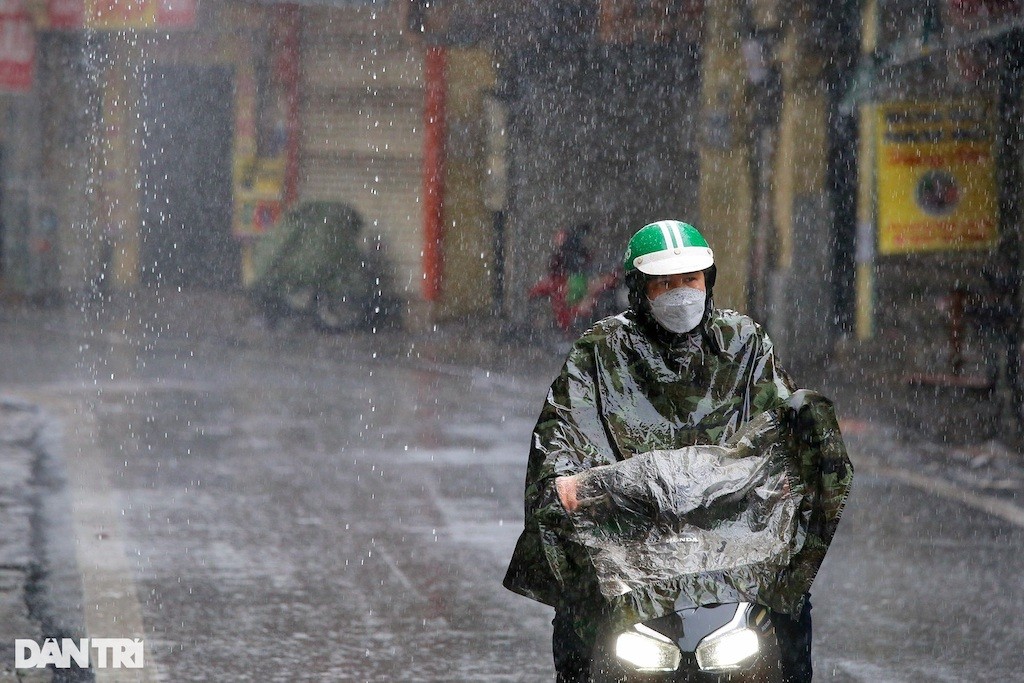 Tại Hà Nội mưa ẩm đã kéo dài từ nhiều ngày nay. Bắt đầu từ ngày 19/2, toàn miền Bắc chịu ảnh hưởng của đợt không khí lạnh không khí lạnh mới tràn về. Trong buổi sáng 20/2 tại khu vực Hà Nội, mưa lớn dai dẳng kèm gió mạnh, nền nhiệt giảm sâu. Tại Hà Nội mưa ẩm đã kéo dài từ nhiều ngày nay. Bắt đầu từ ngày 19/2, toàn miền Bắc chịu ảnh hưởng của đợt không khí lạnh không khí lạnh mới tràn về. Trong buổi sáng 20/2 tại khu vực Hà Nội, mưa lớn dai dẳng kèm gió mạnh, nền nhiệt giảm sâu.