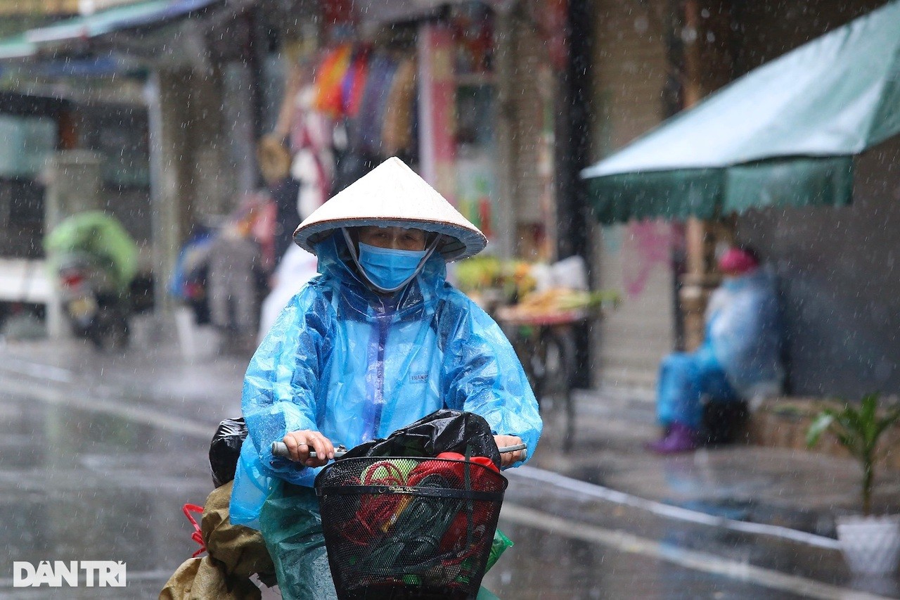 Mưa rét khiến cuộc sống của người dân Hà Nội gặp nhiều khó khăn