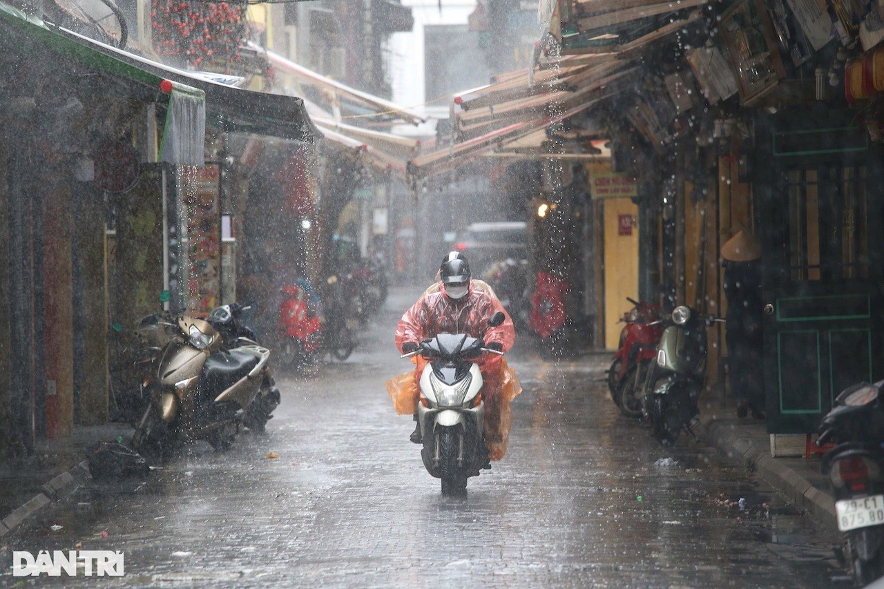 Mưa rét khiến cuộc sống của người dân Hà Nội gặp nhiều khó khăn