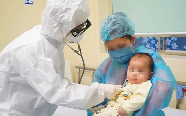 Điều trị Covid-19 cho trẻ em dưới 12 tháng tuổi ở Bệnh viện Nhi Trung ương. (Nguồn: Bệnh viện cung cấp)