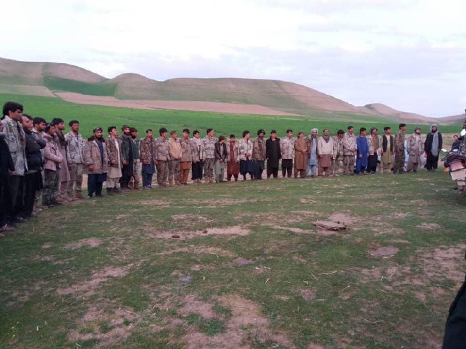 quan doi afghanistan lep ve 150 binh si bi taliban bat giu khi chay qua bien gioi