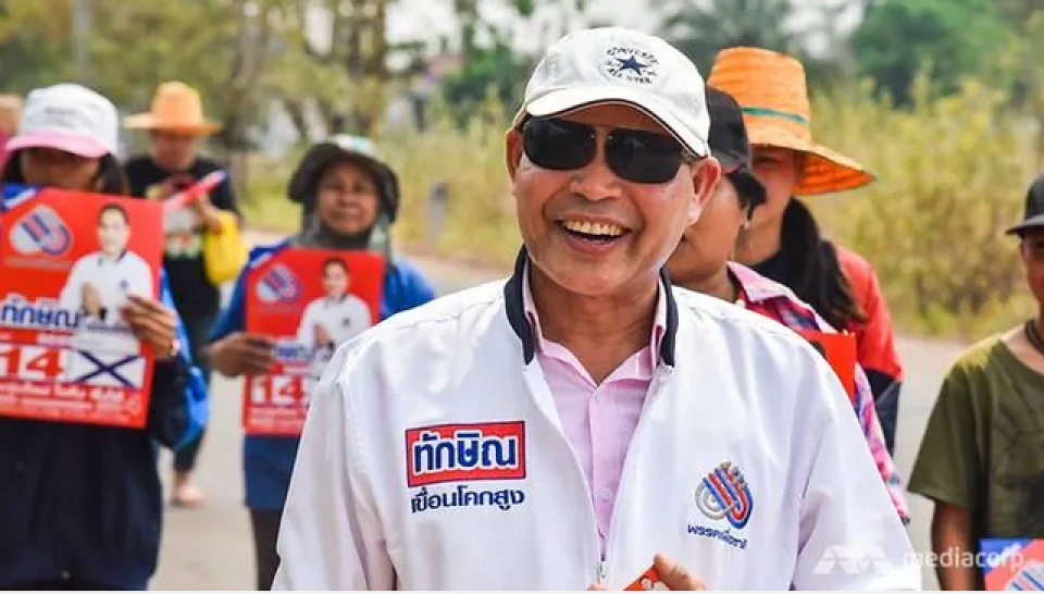 bau cu thai lan truoc gio g dua nhau doi ten thanh thaksin yingluck de de trung cu