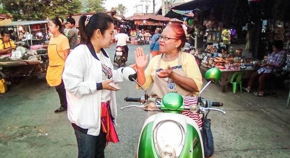 bau cu thai lan truoc gio g dua nhau doi ten thanh thaksin yingluck de de trung cu