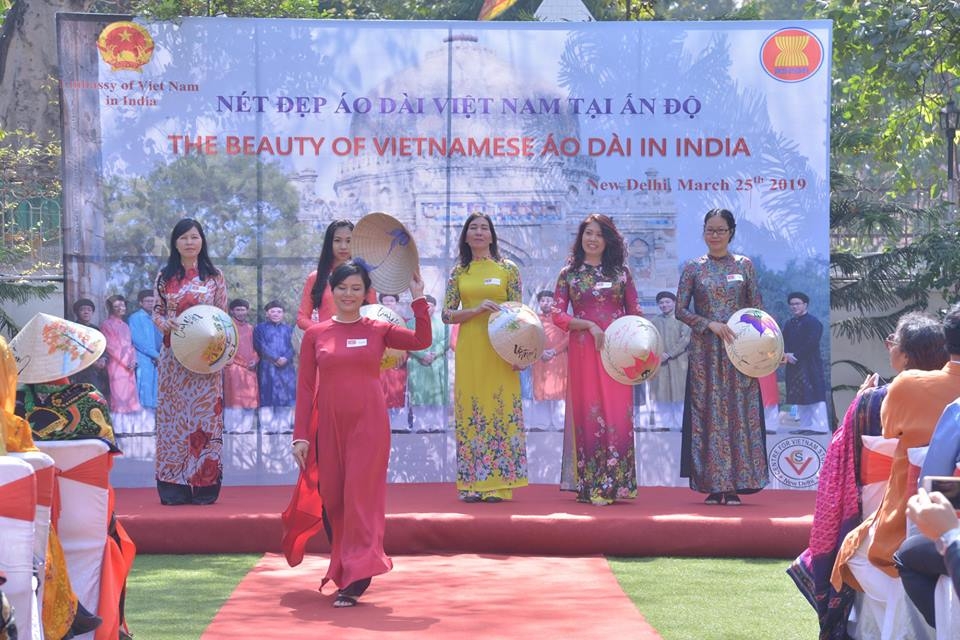 quang ba ao dai viet nam voi ban be asean va an do