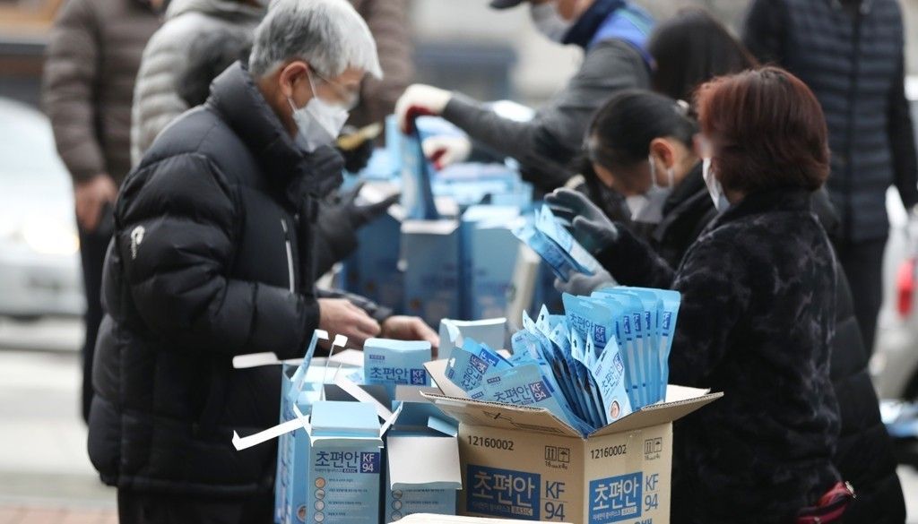 khan hiem nguon cung han quoc lay khau trang tu truong hoc phan phoi lai cho nguoi dan