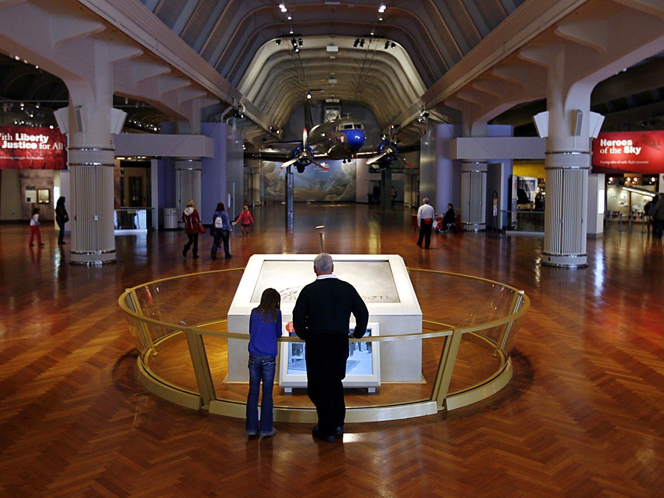 covid 19 tuyen bo tinh trang khan cap quoc gia my dong cua hang loat dia diem du lich