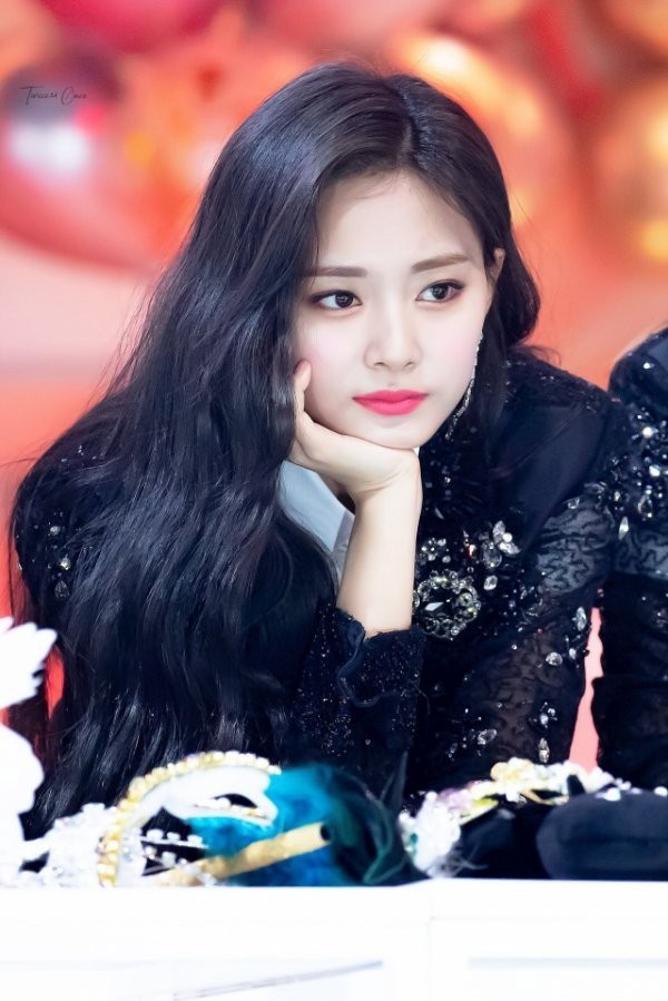 Châu Tử Du, thường được biết đến với nghệ danh Tzuyu, là nữ ca sĩ người Đài Loan, thành viên của nhóm nhạc nữ Twice do công ty JYP Entertainment thành lập và quản lý. Châu Tử Du, thường được biết đến với nghệ danh Tzuyu, là nữ ca sĩ người Đài Loan, thành viên của nhóm nhạc nữ Twice do công ty JYP Entertainment thành lập và quản lý.