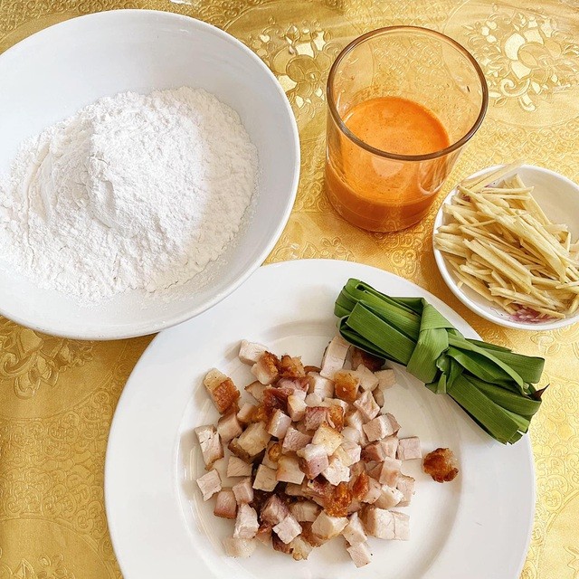 Đúng như tên gọi, chè heo quay gồm 2 thành phần chính là bột lọc và thịt heo quay. (Ảnh: Nguyễn Hoàng Bảo)