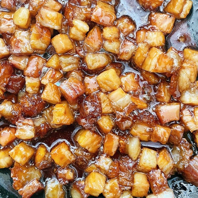 Thịt heo quay tẩm ướp gia vị rồi rim nhỏ lửa chính là yếu tố quyết định hương vị rất riêng của món chè này. (Ảnh: Nguyễn Hoàng Bảo)