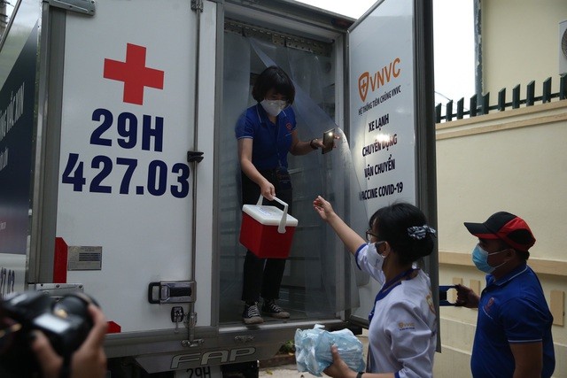 Hình ảnh đặc biệt trong ngày tiêm chủng ngày tiêm chủng Vaccine Covid 19 đầu tiên