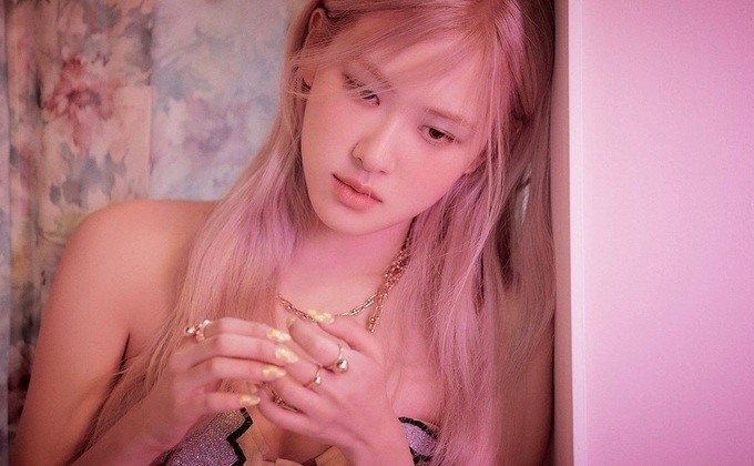 'Bóc giá' những bộ cánh và phụ kiện đắt đỏ trong MV On The Ground của Rosé BLACKPINK
