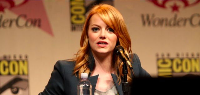 Emma Stone và Taylor Swift sớm đã quen biết nhau từ năm 2008 khi cả hai cùng tham gia sự kiện Young Hollywood Awards. Cả hai nhanh chóng trở thành những người bạn thân thiết và Emma Stone thậm chí còn đưa Taylor Swift tới buổi ra mắt bộ phim Easy A.