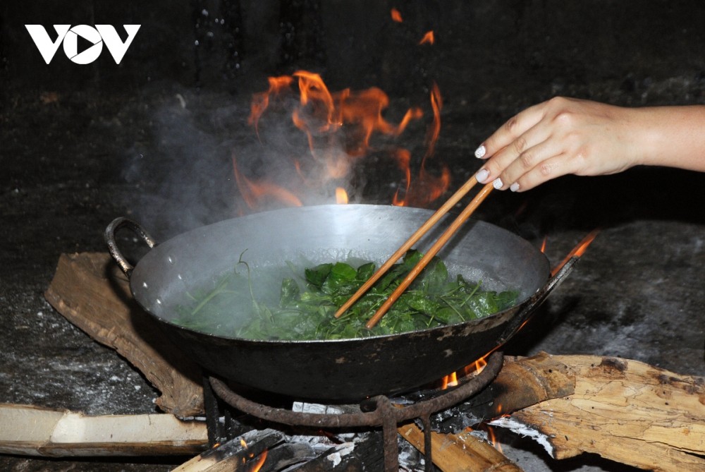 Lên Sơn La thưởng thức món ăn hấp dẫn từ hoa ban