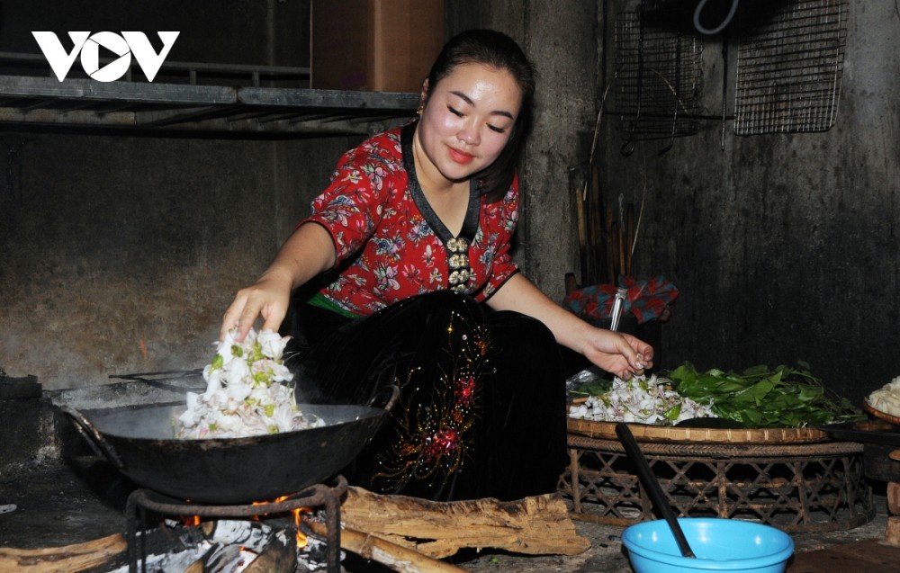 Lên Sơn La thưởng thức món ăn hấp dẫn từ hoa ban