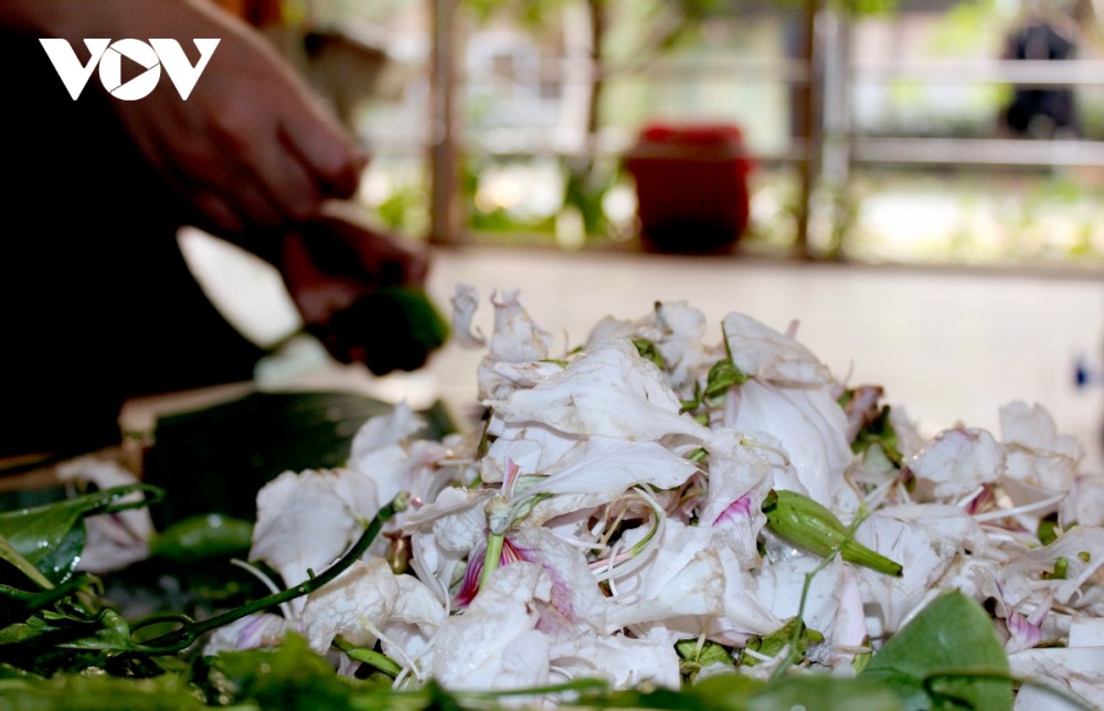 Lên Sơn La thưởng thức món ăn hấp dẫn từ hoa ban