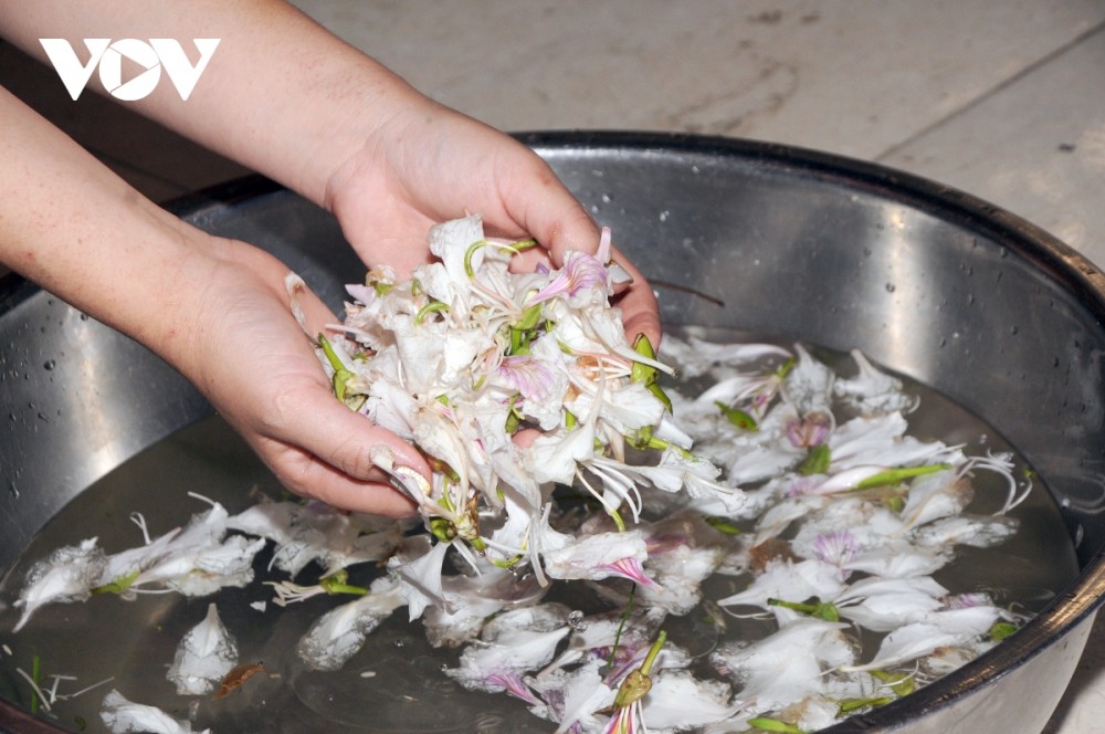 Lên Sơn La thưởng thức món ăn hấp dẫn từ hoa ban