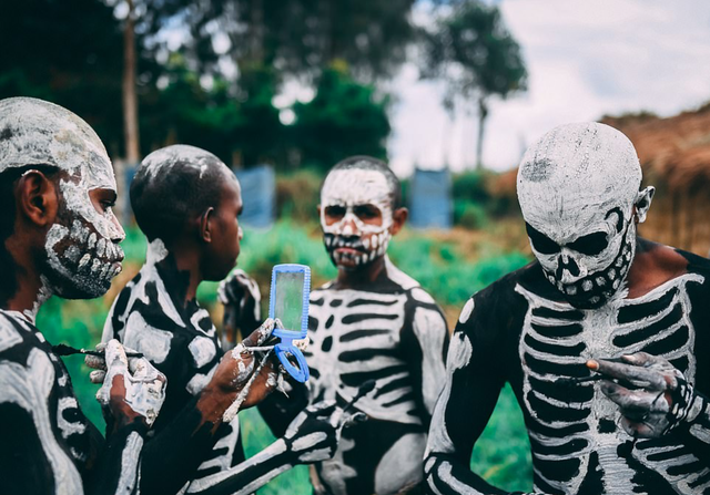 Bộ tộc kỳ quái với những 'bộ xương' di động, sống biệt lập giữa núi rừng