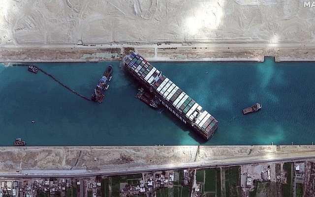 Tàu vận tải Ever Given mắc kẹt ở kênh Suez sáng 23/3. Chủ hãng tàu nói rằng, gió mạnh khiến con tàu mất lái và xoay ngang, bít kênh đào. Tàu Ever Given do công ty Evergreen có trụ sở tại Đài Loan vận hành (Ảnh: AFP).