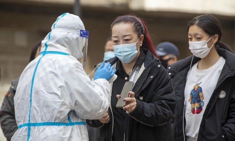 Người dân ở thành phố Trường Xuân, tỉnh Cát Lâm, Trung Quốc xếp hàng chờ xét nghiệm Covid-19 (Ảnh: Tân Hoa Xã).