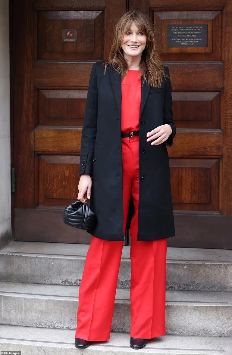 Vẻ nổi bật của Cựu đệ nhất phu nhân Pháp Carla Bruni giữa dàn ‘chân dài’ đình đám