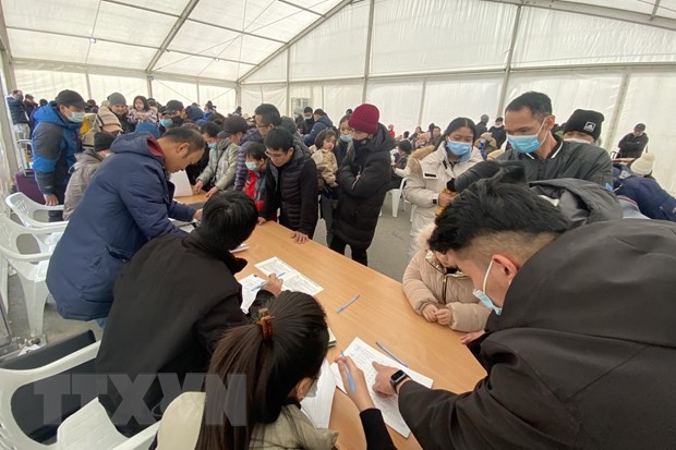 Cán bộ Đại sứ quán Việt Nam tại Romania giải quyết thủ tục tại chỗ cho bà con tại sân bay thủ đô Bucharest, Romania. (Ảnh: Mạnh Hùng/TTXVN) Cán bộ Đại sứ quán Việt Nam tại Romania giải quyết thủ tục tại chỗ cho bà con tại sân bay thủ đô Bucharest, Romania. (Ảnh: Mạnh Hùng/TTXVN)