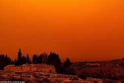 Châu Âu bị 'tấn công' bởi bão bụi bất thường từ sa mạc Sahara