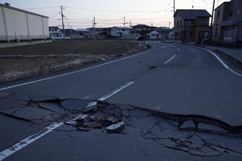 Quang cảnh tan hoang sau trận động đất lớn ở Nhật Bản