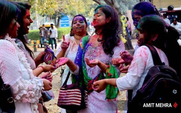 Ngập tràn sắc màu tại lễ hội Holi ở Ấn Độ