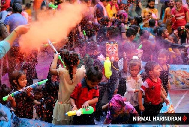 Ngập tràn sắc màu tại lễ hội Holi ở Ấn Độ