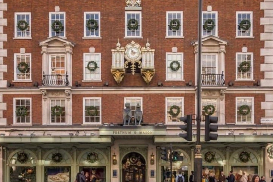 trung tam mua sam hon 300 tuoi cua anh se mo cua hang dau tien o nuoc ngoai