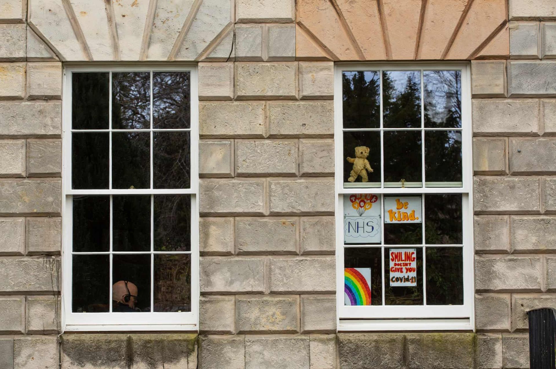 dich covid 19 hinh anh cua hy vong tren cac o cua o edinburgh anh