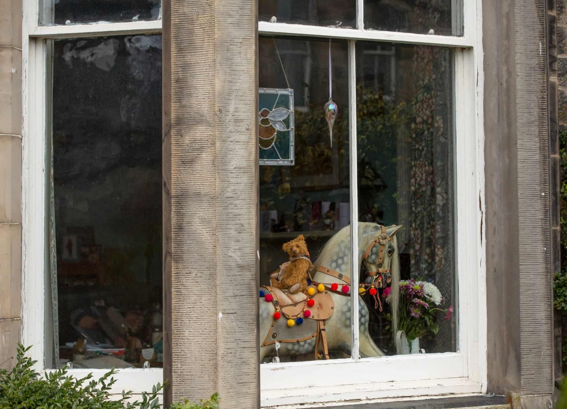 dich covid 19 hinh anh cua hy vong tren cac o cua o edinburgh anh