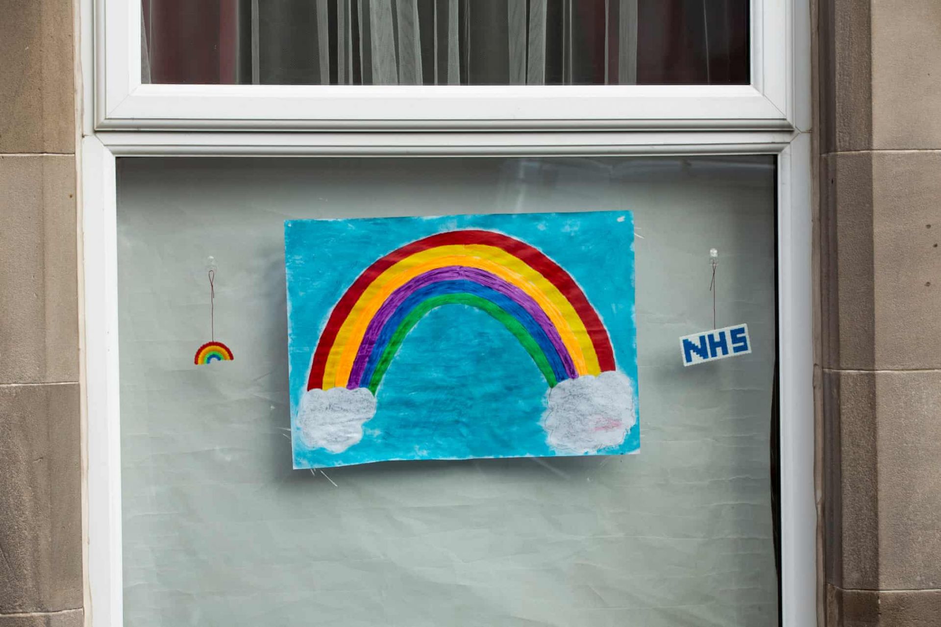 dich covid 19 hinh anh cua hy vong tren cac o cua o edinburgh anh