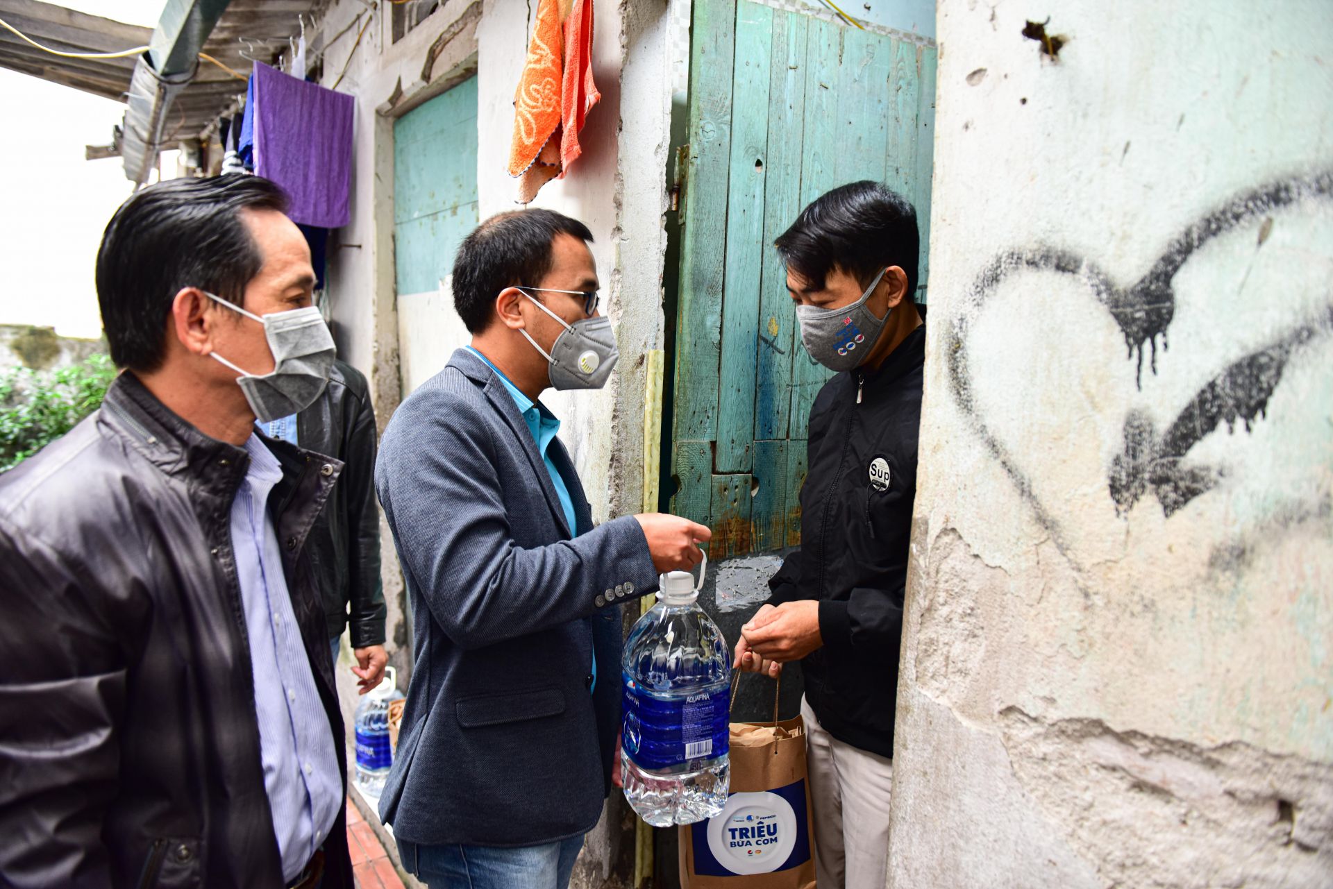 Triệu bữa cơm đến với người nghèo mùa dịch Covid-19 trieu bua com den voi nguoi ngheo mua dich covid 19