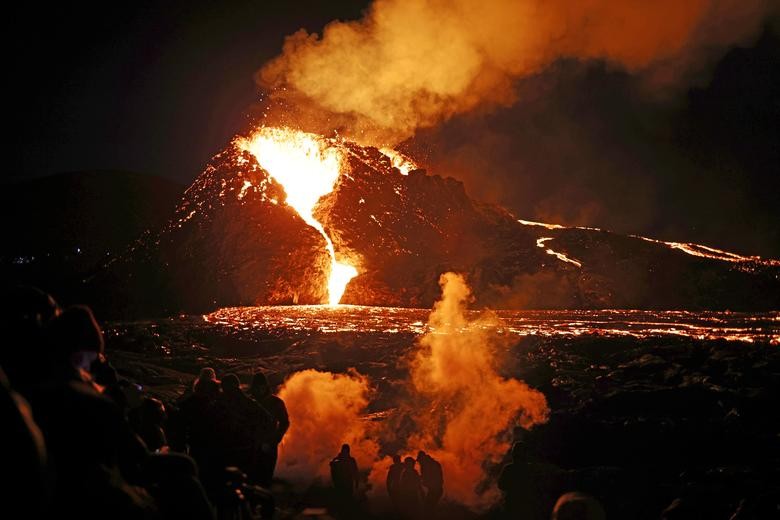 Cận cảnh dung nham phun ra từ các khe nứt mới tại núi lửa hơn 6.000 năm tuổi ở Iceland