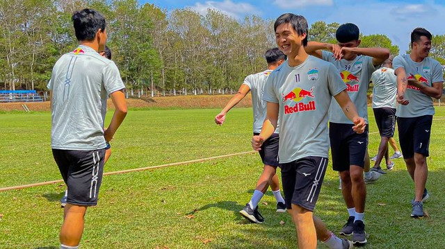 tien ve tuan anh bao tin vui cho hlv kiatisuk