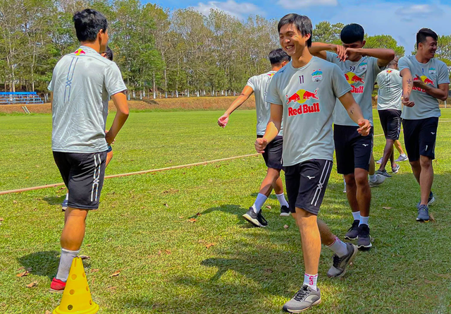 Tuấn Anh (phải) tập luyện cùng HA Gia Lai vào sáng nay (10/4), ảnh: CLB HA Gia Lai.
