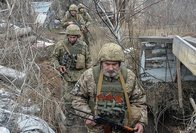 Binh sĩ quân đội Ukraine trong một buổi huấn luyện bắn tỉa. Chiến thuật này đang được quân đội Ukraine áp dụng nhiều trên khu vực ranh giới với phe ly khai ở Luhansk.