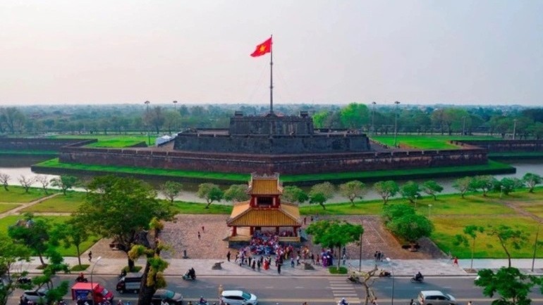 hau covid19 hue don doan du khach caravan lon nhat