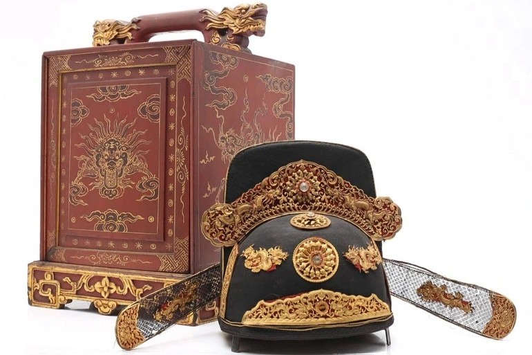Chiếc mũ quan triều Nguyễn và hộp đựng - trúng đấu giá với 20 tỷ đồng. (Nguồn: Balclis)
