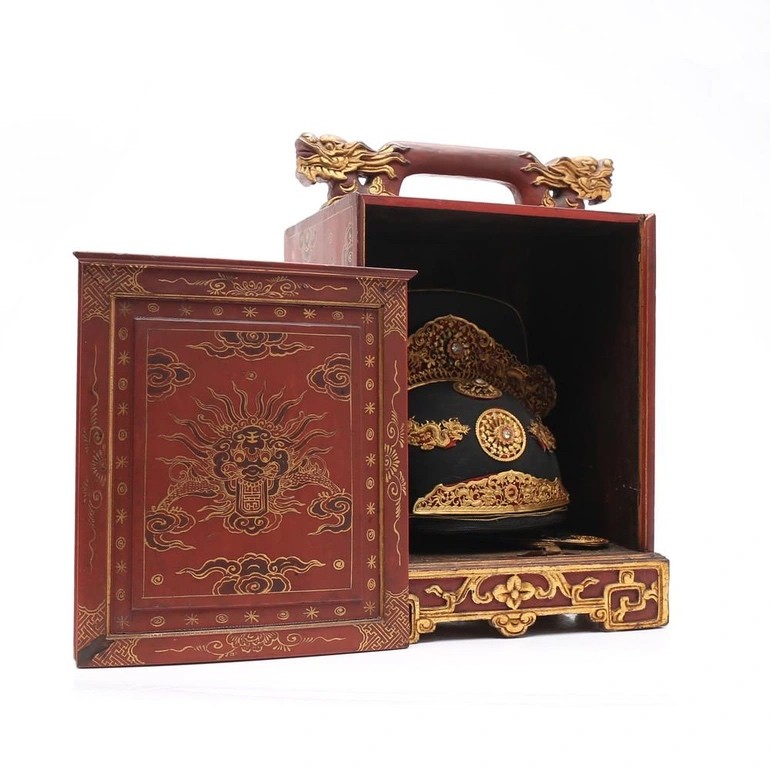 Mũ quan triều Nguyễn bất ngờ trúng đấu giá 20 tỷ đồng, cao gấp 1.200 lần giá khởi điểm