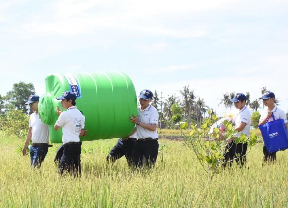 Các cán bộ BIDV không quản ngại đường xá xa xôi, trực tiếp vận chuyển để tận tay trao tặng từng bồn nước tới bà con nông dân tại các tỉnh Kiên Giang, Bến Tre, Tiền Giang, Long An và Cà Mau - 5 địa phương công bố tình trạng khẩn cấp do hạn mặn.