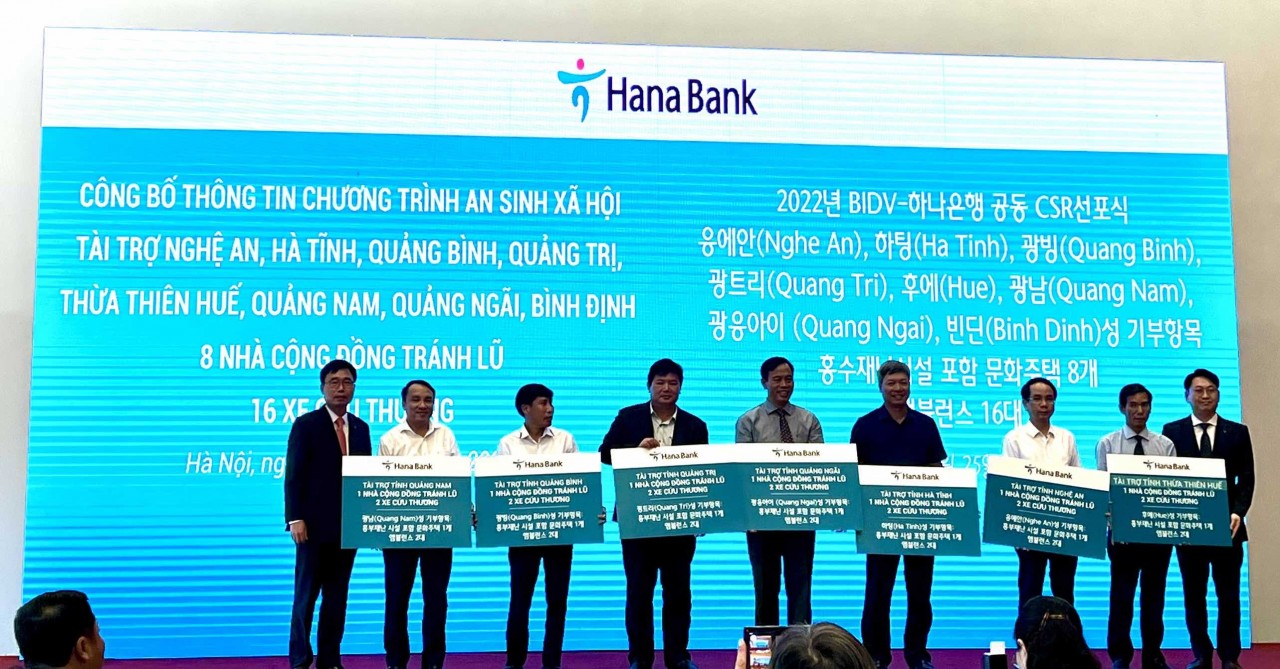 Đại diện Ngân hàng Hana (Hana Bank) trao tặng khoản tài trợ xây dựng nhà cộng đồng tránh lũ và xe cứu thương cho một số địa phương.