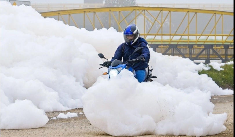 Người dân Colombia 'chật vật' với đám bọt ô hóa chất khổng lồ