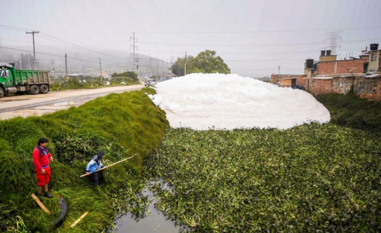 Người dân Colombia 'chật vật' với đám bọt ô hóa chất khổng lồ