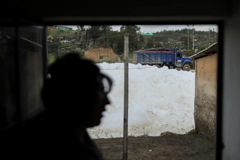 Người dân Colombia 'chật vật' với đám bọt ô hóa chất khổng lồ