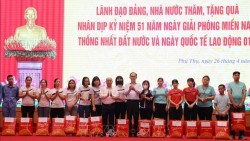 Ủy viên Bộ Chính trị, Bộ trưởng Ngoại giao Lê Hoài Trung tặng quà gia đình chính sách, người lao động khó khăn tại Phú Thọ