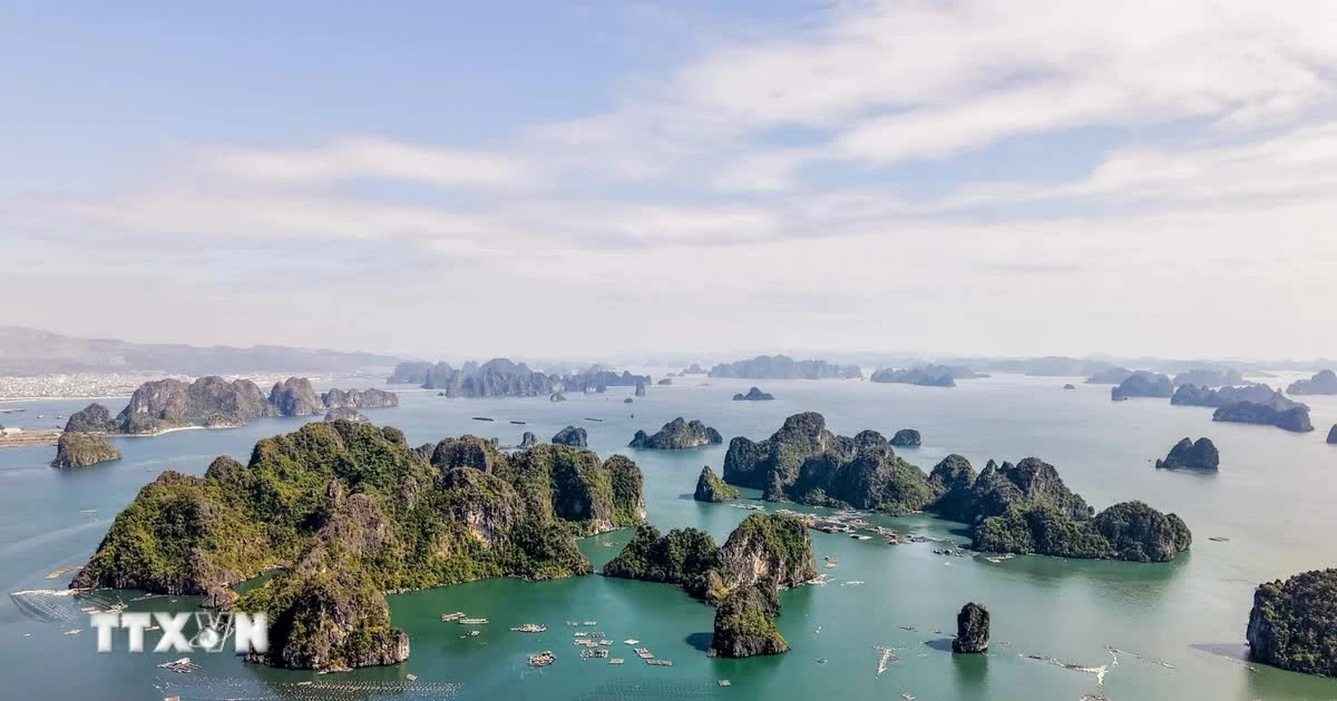 Quảng Ninh đón 160.000 lượt khách, thu về gần 500 tỷ đồng ngày đầu kỳ nghỉ lễ Quảng Ninh đón 160.000 lượt khách, thu về gần 500 tỷ đồng ngày đầu kỳ nghỉ lễ