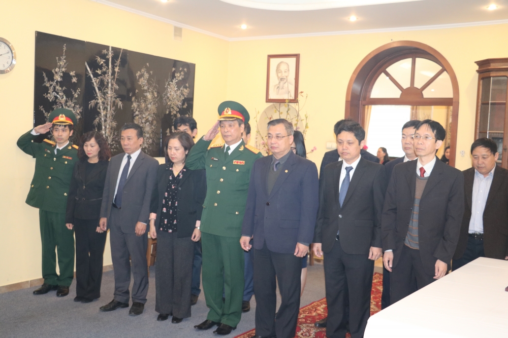 le vieng va mo so tang nguyen chu tich nuoc le duc anh tai hoa ky canada va ukraine